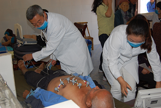 慈銘體檢醫療隊為老人們進行體檢