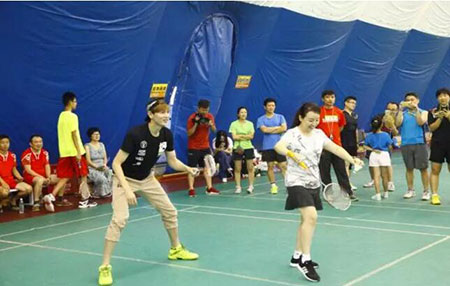 5世界羽毛球冠軍鮑春來，著名演員關玲與選手打友誼賽.jpg