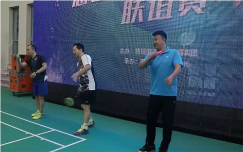 2羽毛球世界冠軍董炯、慈銘集團副總裁羅貴林、上屆衛冕冠軍民政部代表一起舉行開球儀式.jpg